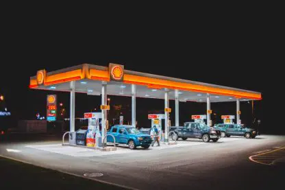 Czym jest olej opałowy? Cars refueling on gas station